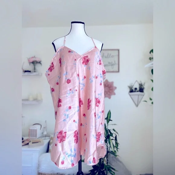 Pink and Red Floral Robe and Nightgown Set with Tie Closures Size 3X - Picture 4 of 15